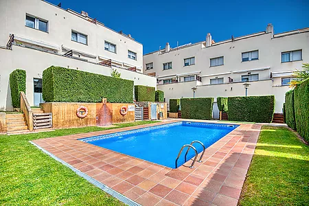 Casa aparellada amb terrassa i piscina comunit&agrave;ria.- Sant Feliu de Gu&iacute;xols