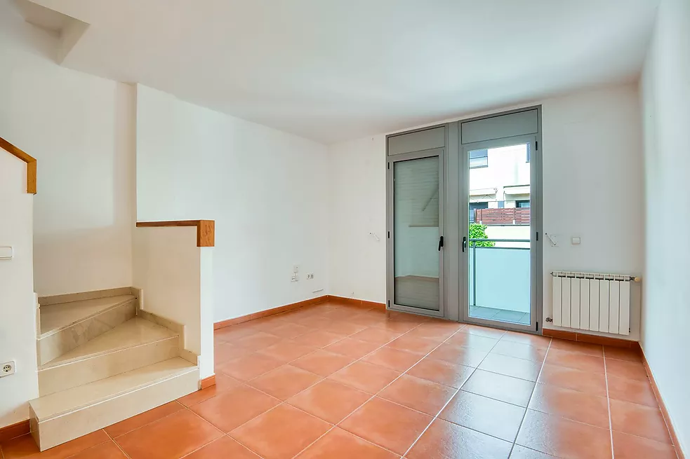 Casa aparellada amb terrassa i piscina comunitària.- Sant Feliu de Guíxols