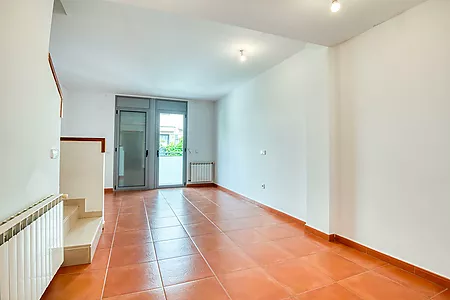 Casa aparellada amb terrassa i piscina comunit&agrave;ria.- Sant Feliu de Gu&iacute;xols