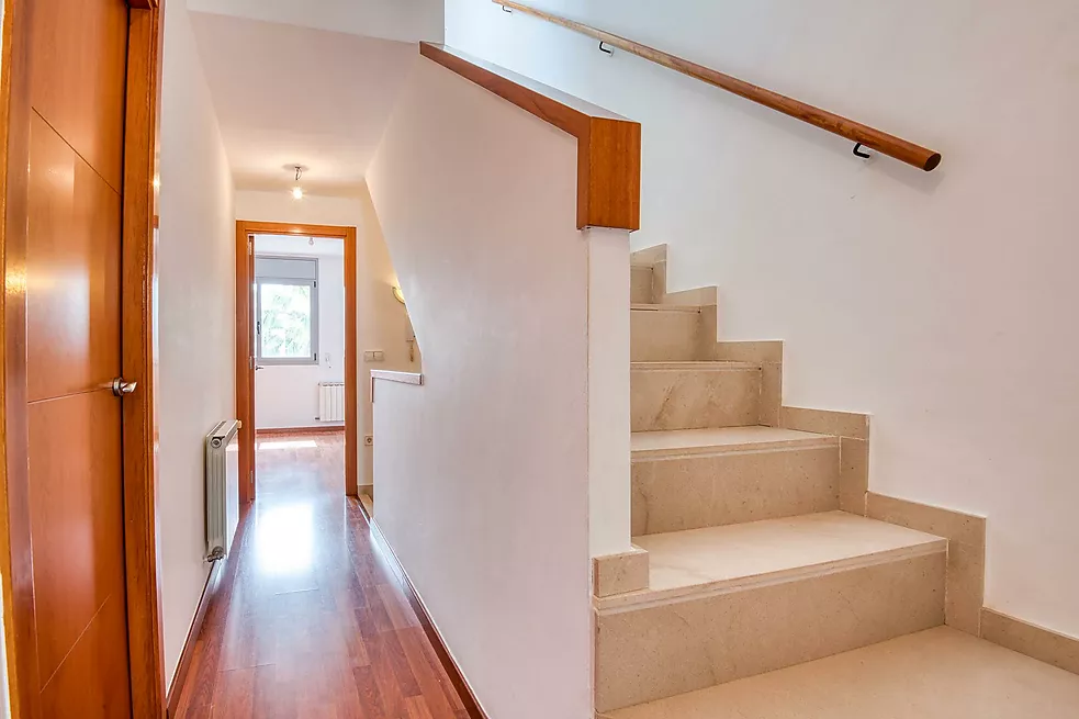 Casa aparellada amb terrassa i piscina comunitària.- Sant Feliu de Guíxols