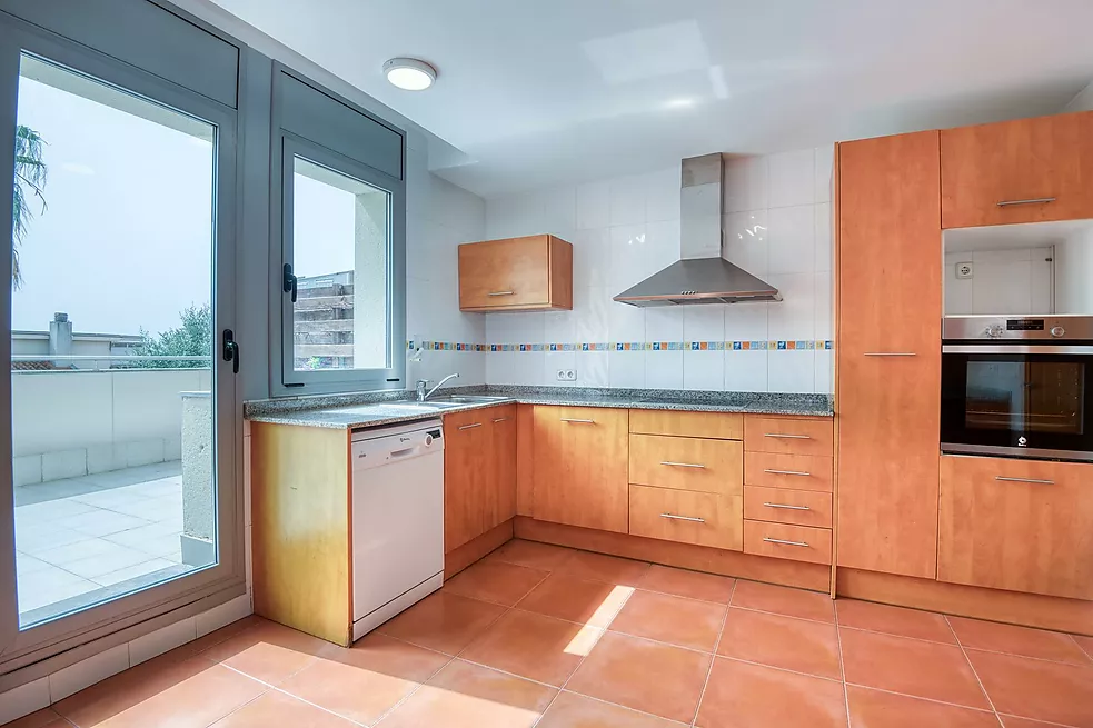 Casa aparellada amb terrassa i piscina comunitària.- Sant Feliu de Guíxols