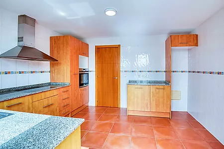 Casa aparellada amb terrassa i piscina comunit&agrave;ria.- Sant Feliu de Gu&iacute;xols