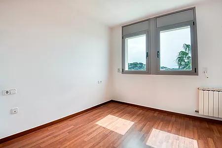 Casa aparellada amb terrassa i piscina comunit&agrave;ria.- Sant Feliu de Gu&iacute;xols