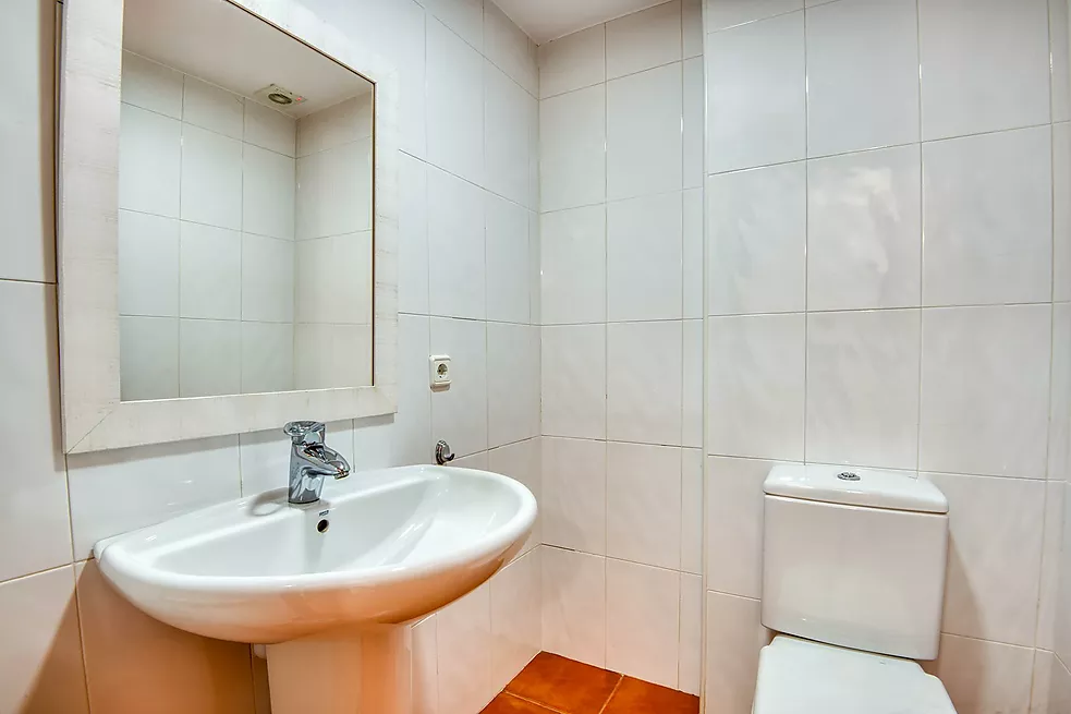 Casa aparellada amb terrassa i piscina comunitària.- Sant Feliu de Guíxols