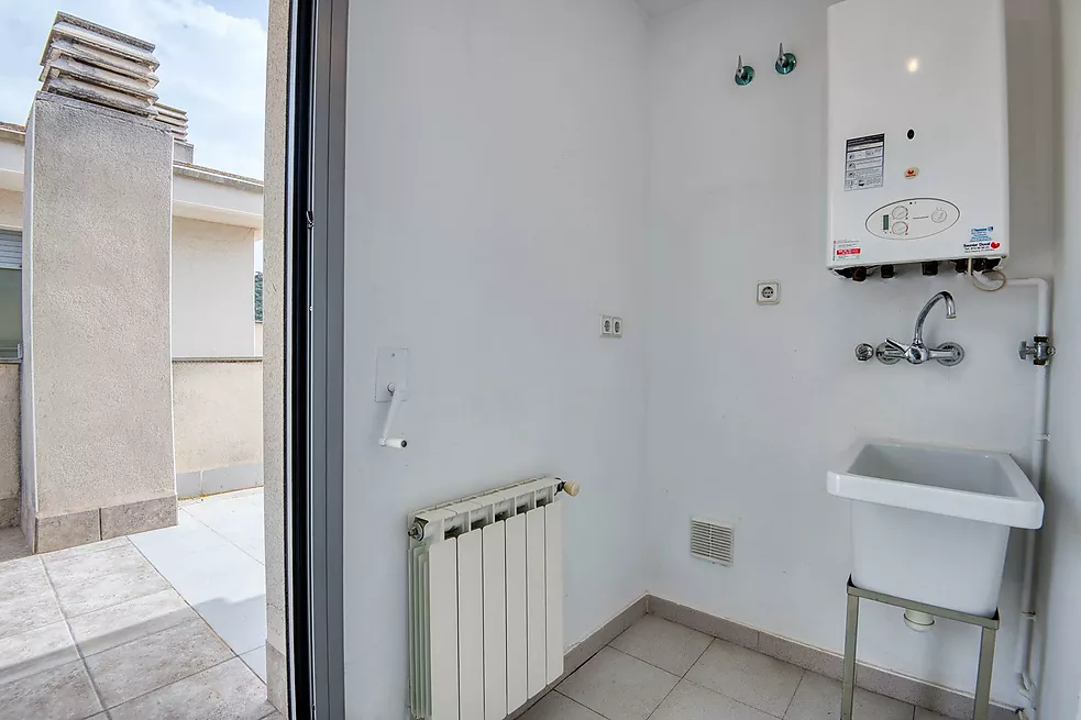 Casa aparellada amb terrassa i piscina comunitària.- Sant Feliu de Guíxols