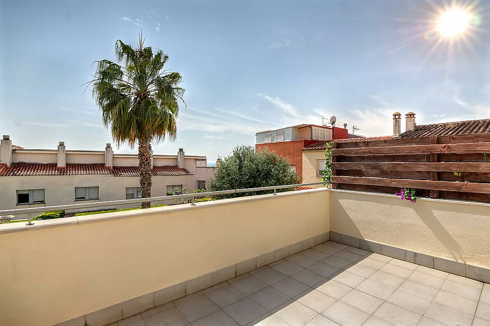 Casa aparellada amb terrassa i piscina comunitària.- Sant Feliu de Guíxols