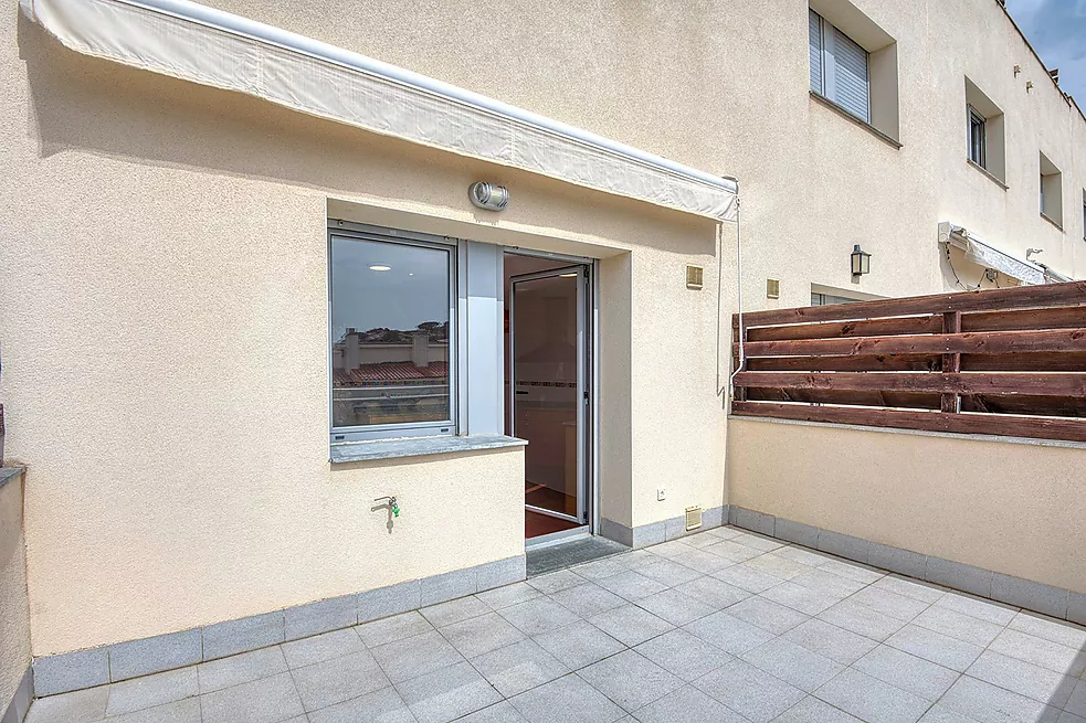 Casa aparellada amb terrassa i piscina comunitària.- Sant Feliu de Guíxols