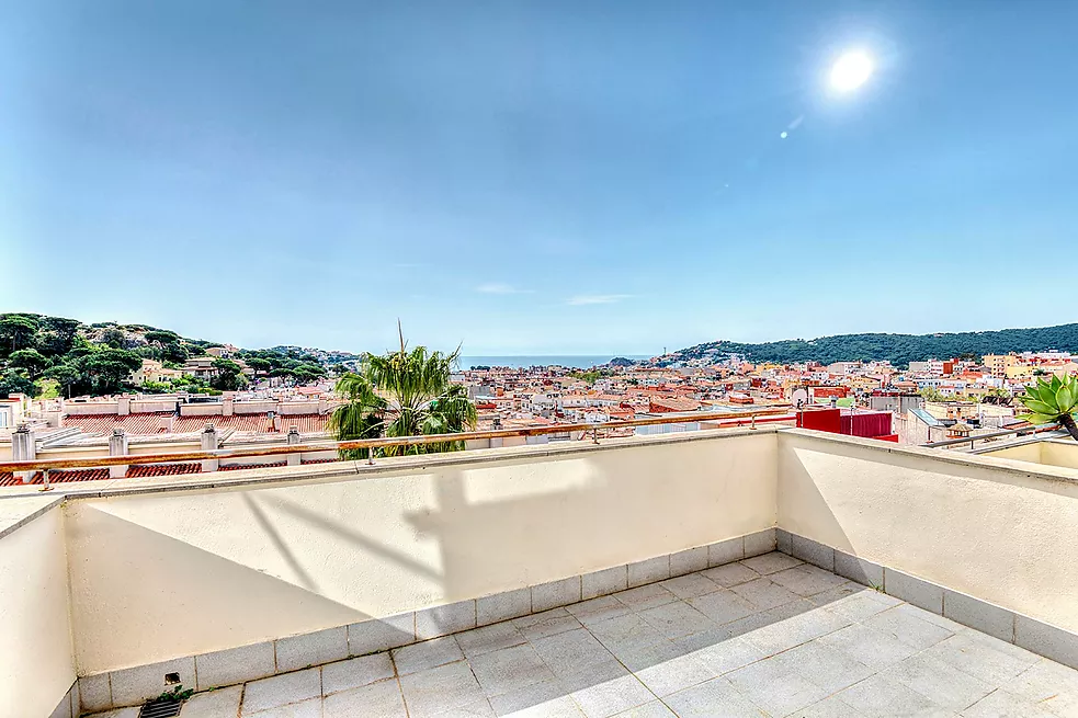 Casa aparellada amb terrassa i piscina comunitària.- Sant Feliu de Guíxols