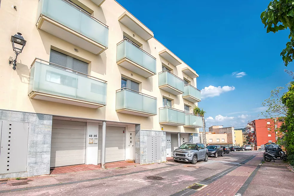Casa aparellada amb terrassa i piscina comunitària.- Sant Feliu de Guíxols
