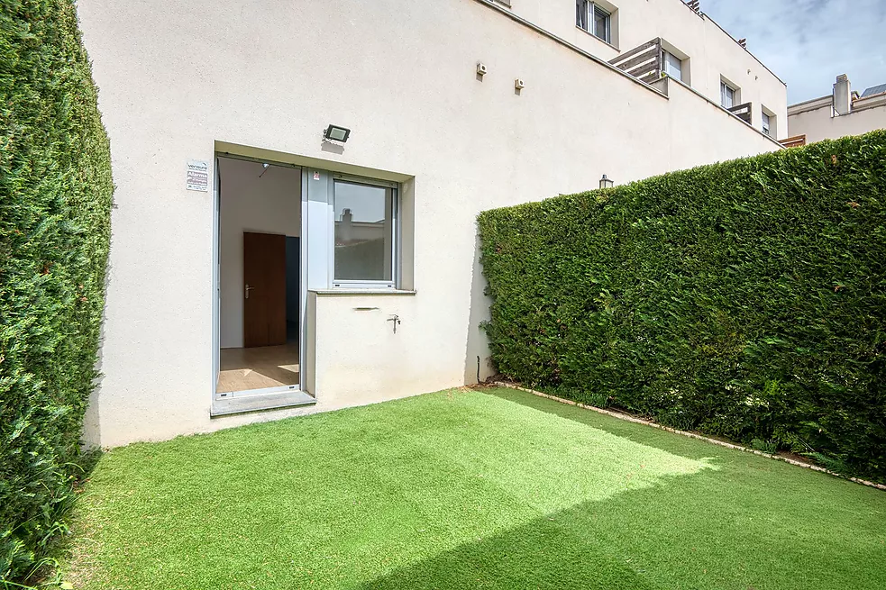 Casa aparellada amb terrassa i piscina comunitària.- Sant Feliu de Guíxols