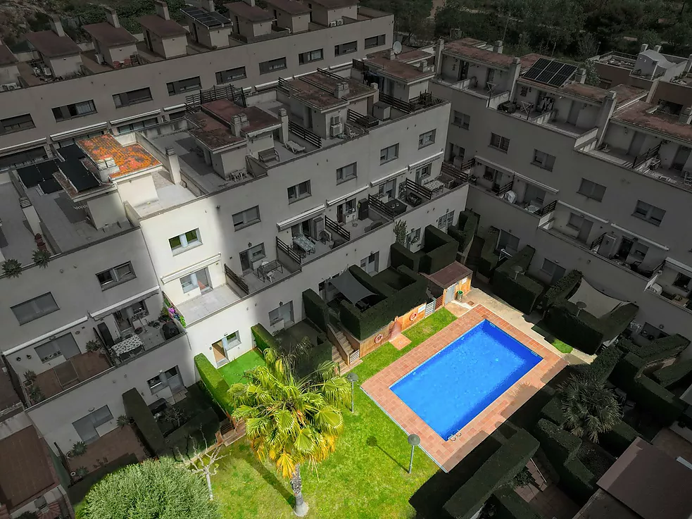 Casa aparellada amb terrassa i piscina comunitària.- Sant Feliu de Guíxols