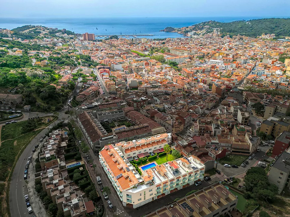 Casa aparellada amb terrassa i piscina comunitària.- Sant Feliu de Guíxols