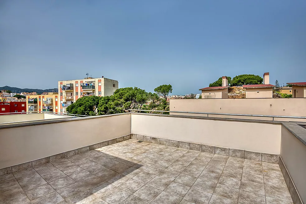 Casa aparellada amb terrassa i piscina comunitària.- Sant Feliu de Guíxols