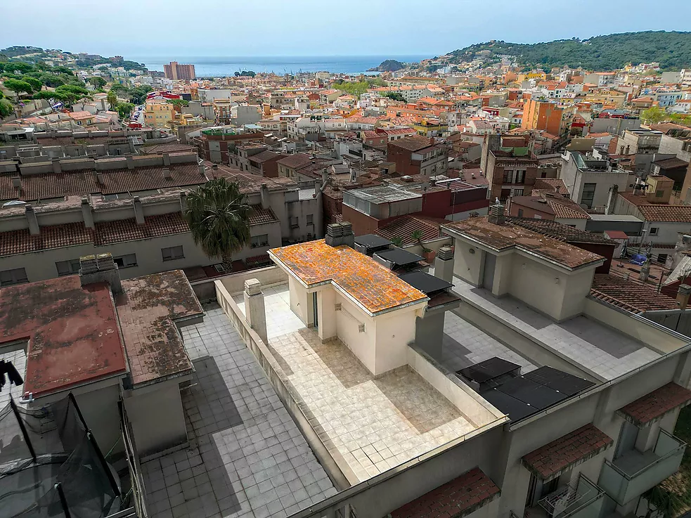 Casa aparellada amb terrassa i piscina comunitària.- Sant Feliu de Guíxols
