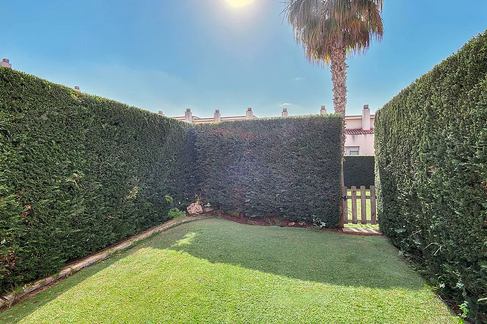 Casa aparellada amb terrassa i piscina comunitària.- Sant Feliu de Guíxols