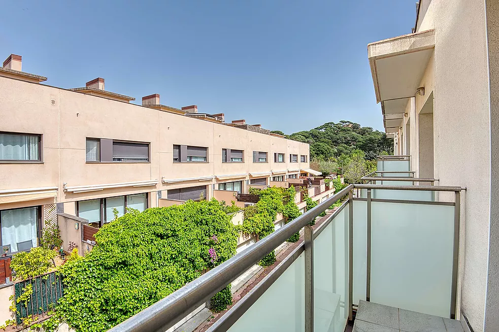 Casa aparellada amb terrassa i piscina comunitària.- Sant Feliu de Guíxols