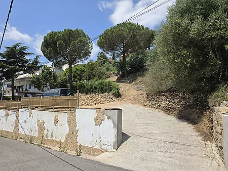 Urban plot of 852 m  in Mas Ambr&oacute;s (Calonge) with panoramic views of the sea.