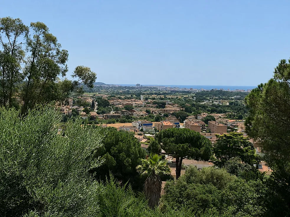 Urban plot of 852 m  in Mas Ambrós (Calonge) with panoramic views of the sea.