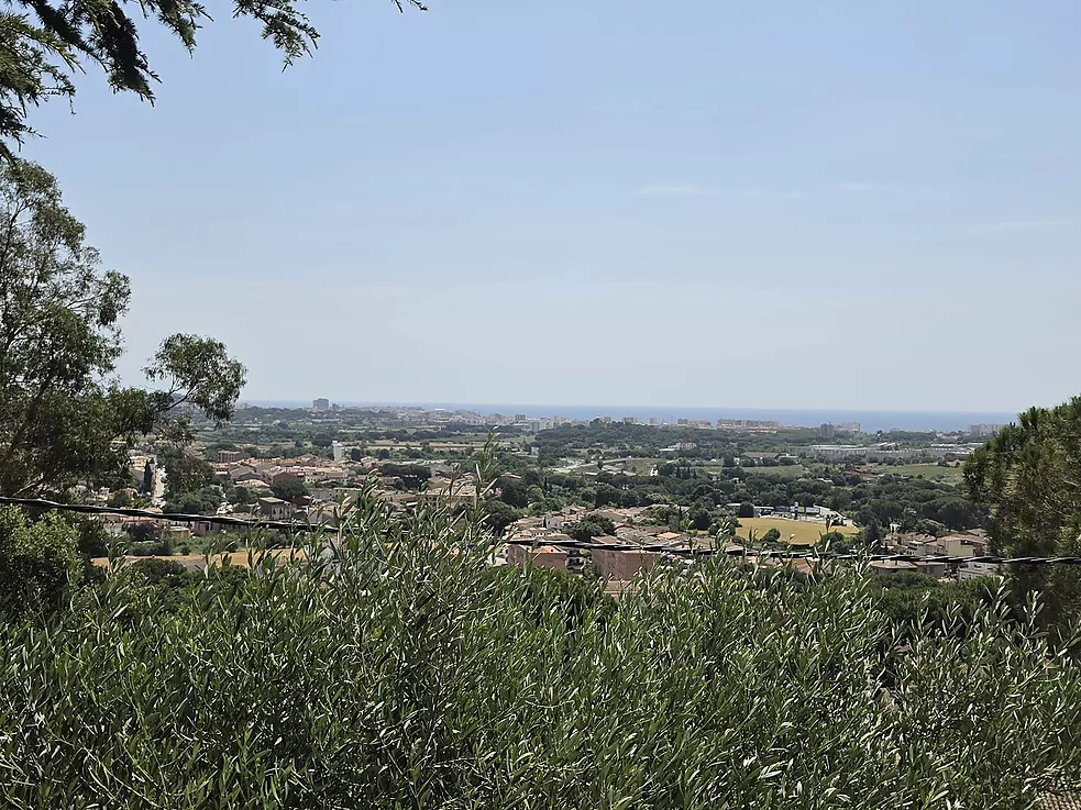 Urban plot of 852 m  in Mas Ambrós (Calonge) with panoramic views of the sea.