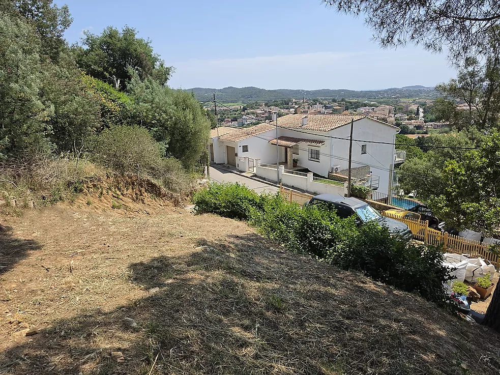 Urban plot of 852 m  in Mas Ambrós (Calonge) with panoramic views of the sea.