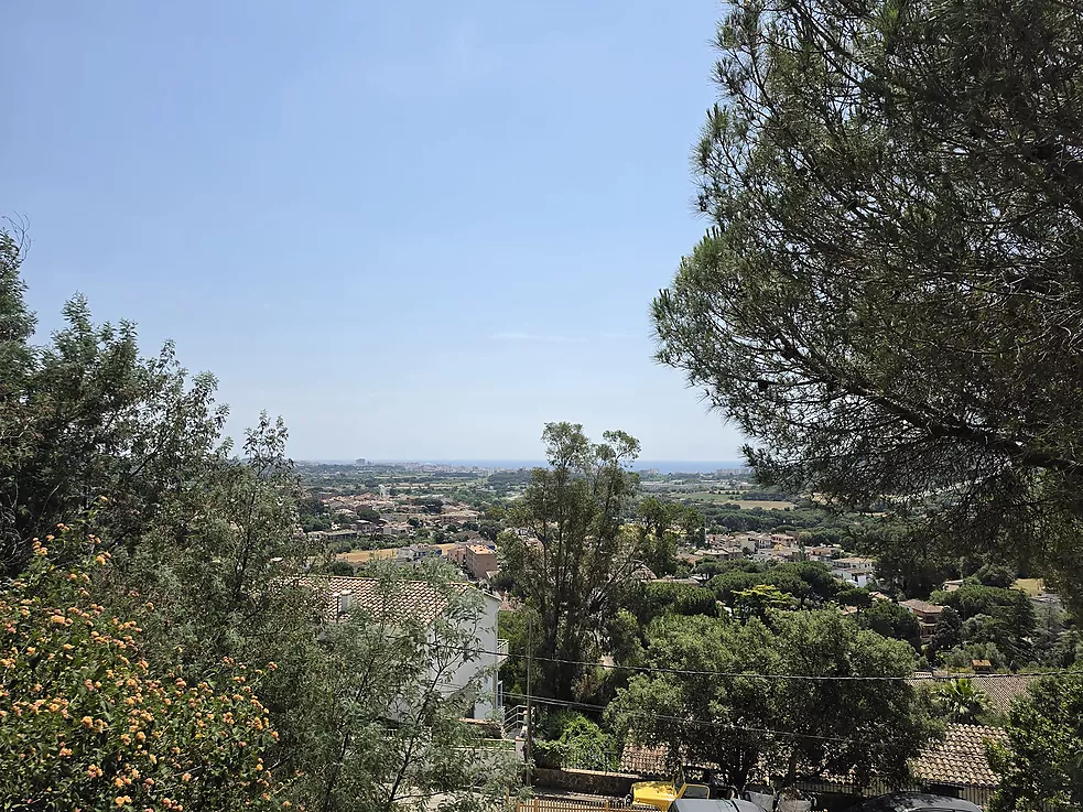 Urban plot of 852 m  in Mas Ambrós (Calonge) with panoramic views of the sea.