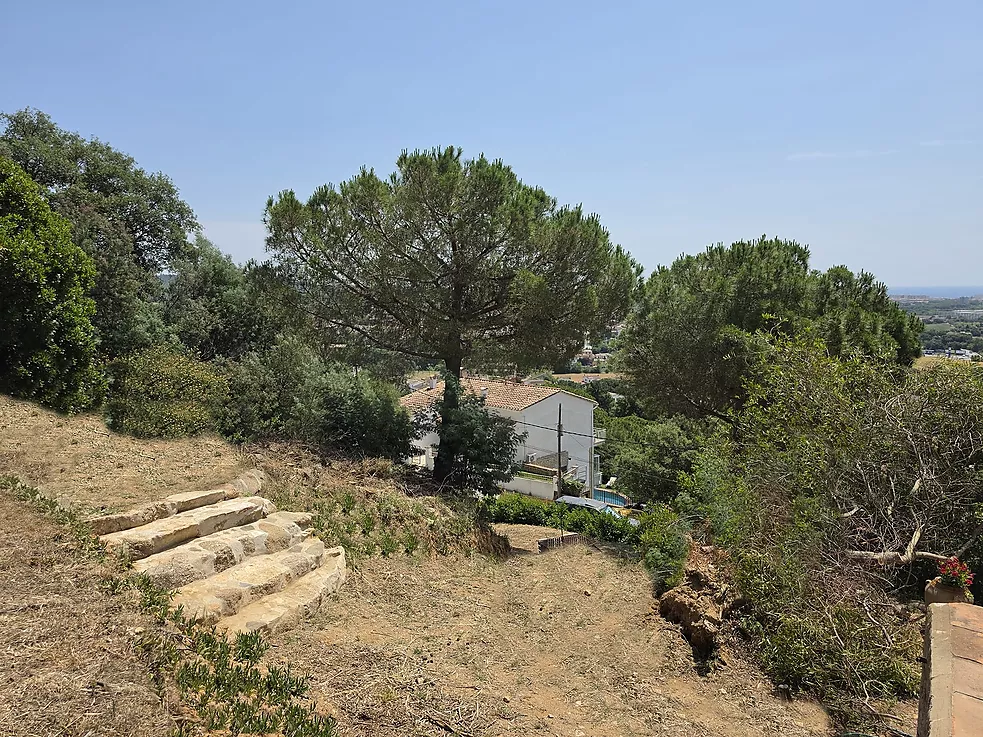 Urban plot of 852 m  in Mas Ambrós (Calonge) with panoramic views of the sea.