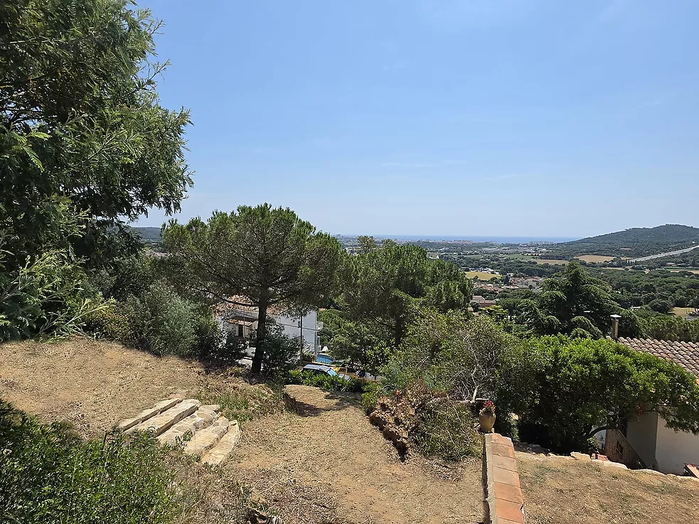 Urban plot of 852 m  in Mas Ambrós (Calonge) with panoramic views of the sea.