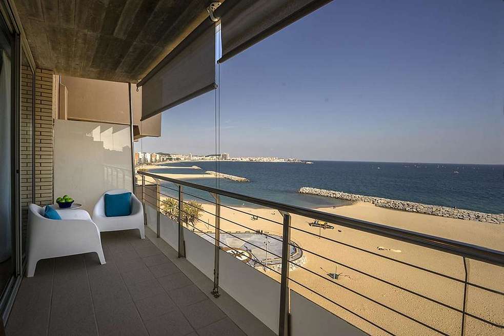 Elegant apartment with direct access to the beach. Enjoy the stunning views to the sea.