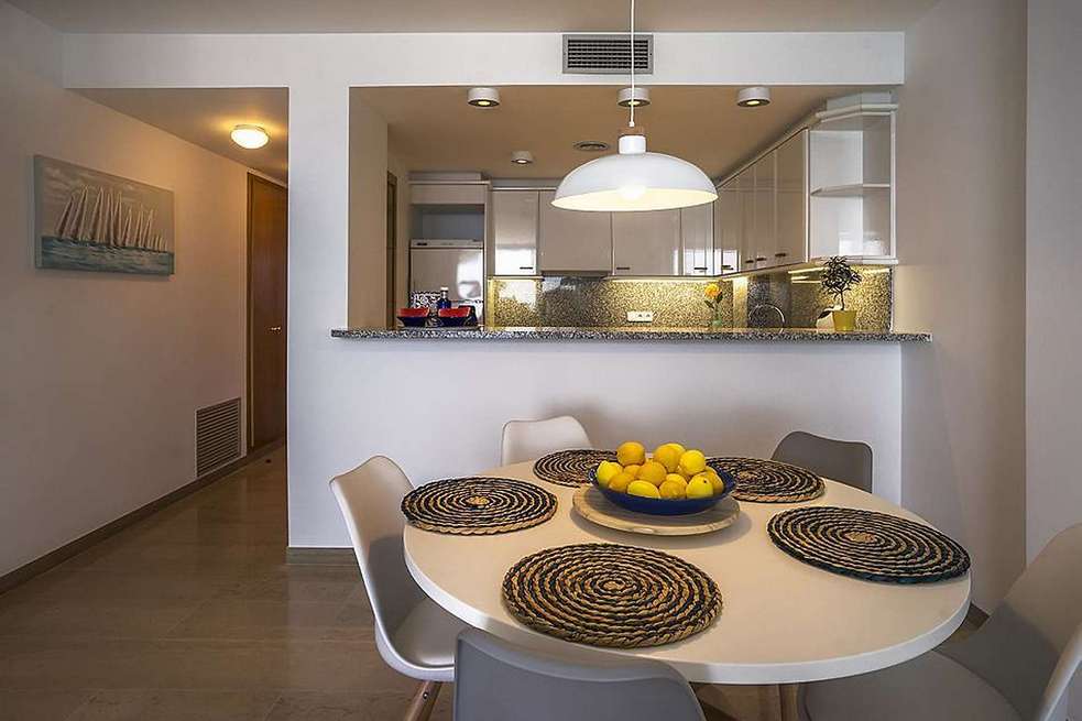 Elegant apartment with direct access to the beach. Enjoy the stunning views to the sea.