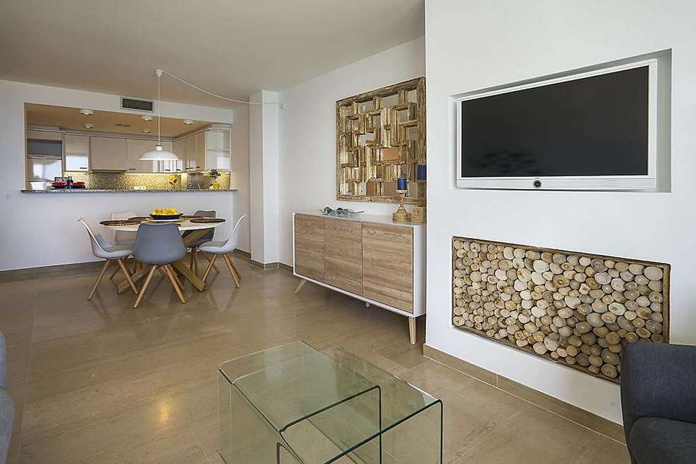 Elegant apartment with direct access to the beach. Enjoy the stunning views to the sea.