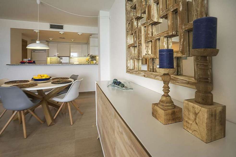 Elegant apartment with direct access to the beach. Enjoy the stunning views to the sea.