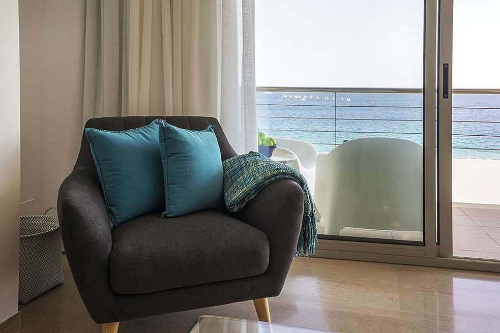 Elegant apartment with direct access to the beach. Enjoy the stunning views to the sea.
