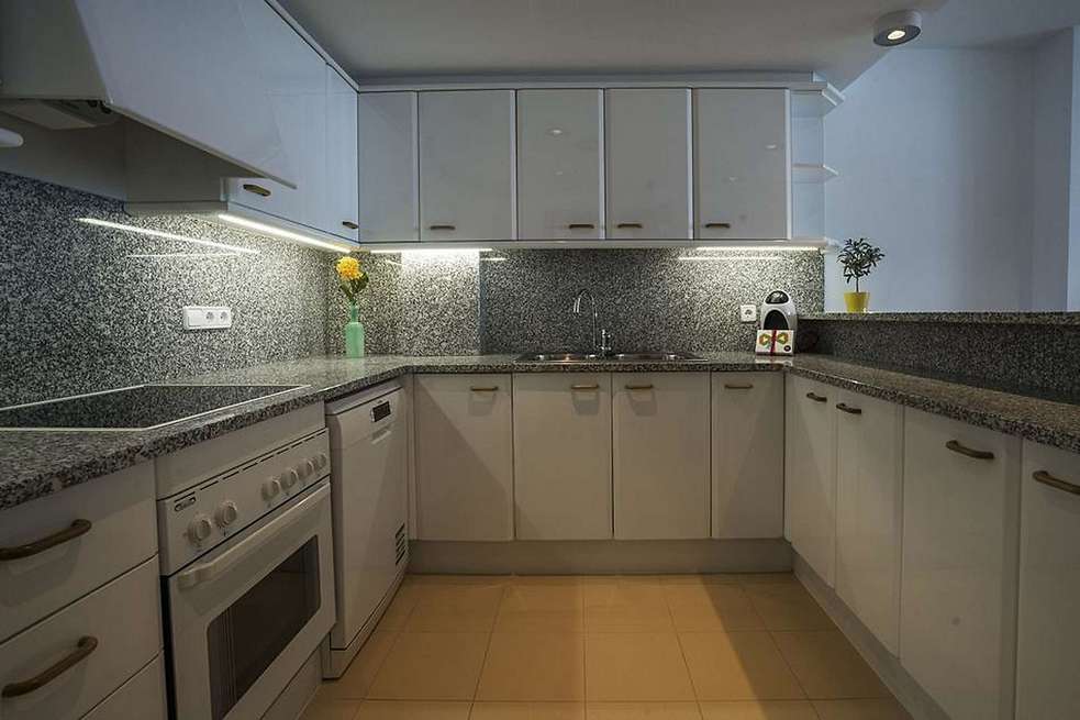 Elegant apartment with direct access to the beach. Enjoy the stunning views to the sea.