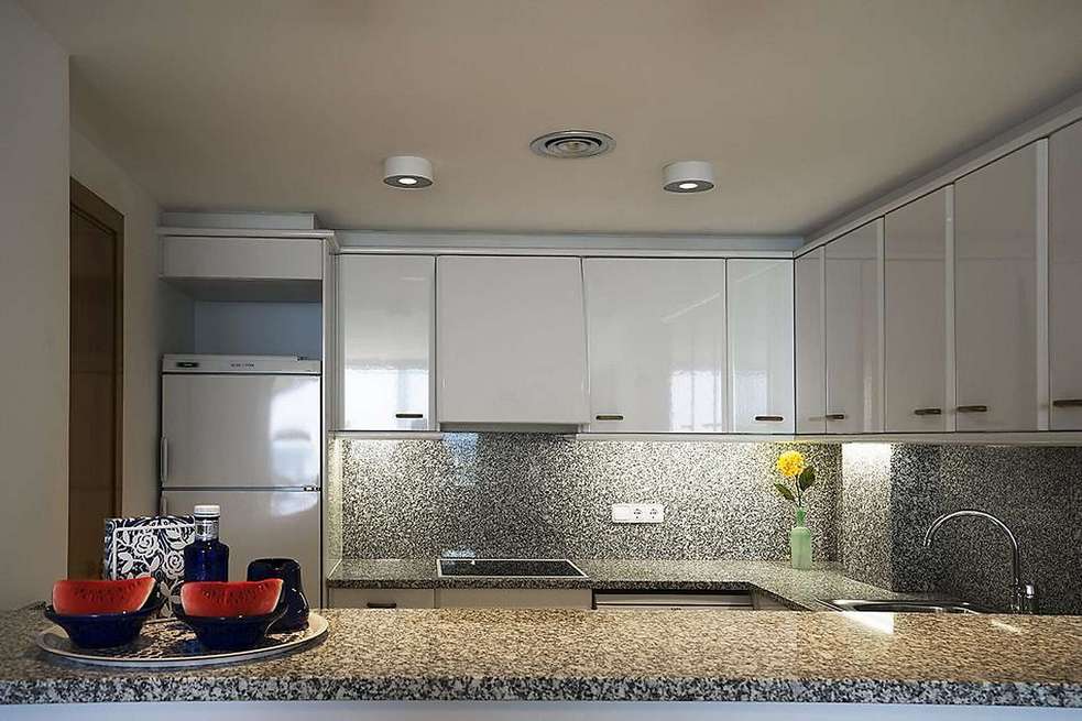 Elegant apartment with direct access to the beach. Enjoy the stunning views to the sea.