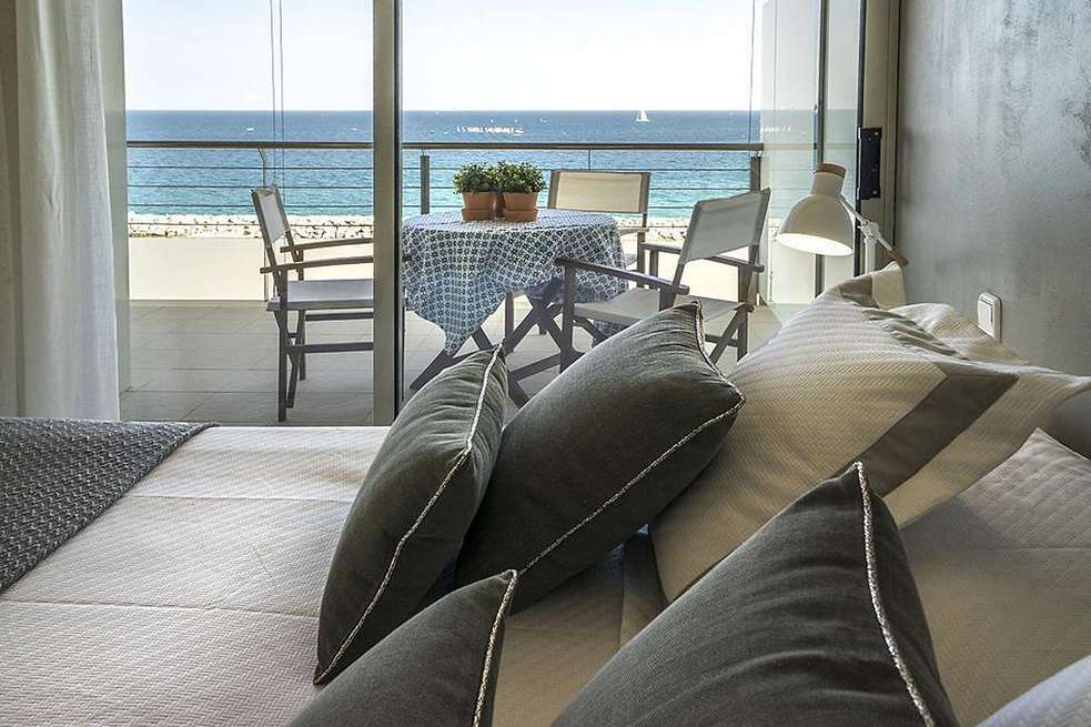 Elegante apartamento con acceso directo a la playa. Disfrute de las impresionantes vistas al mar.