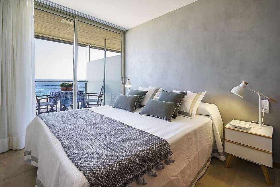 Elegant apartment with direct access to the beach. Enjoy the stunning views to the sea.