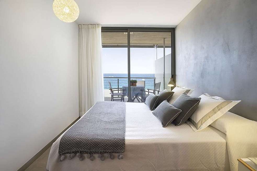 Elegante apartamento con acceso directo a la playa. Disfrute de las impresionantes vistas al mar.