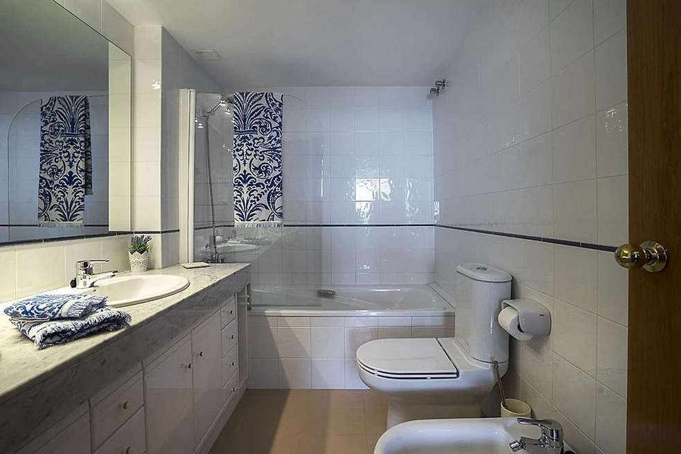 Elegant apartment with direct access to the beach. Enjoy the stunning views to the sea.