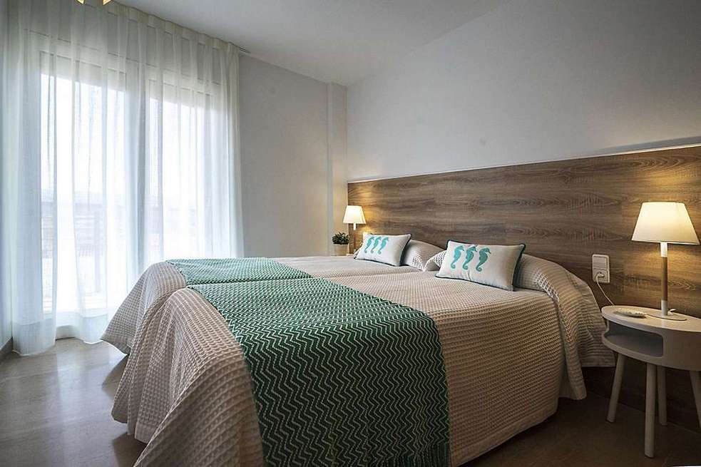 Elegant apartment with direct access to the beach. Enjoy the stunning views to the sea.