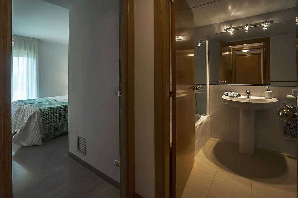 Elegant apartment with direct access to the beach. Enjoy the stunning views to the sea.