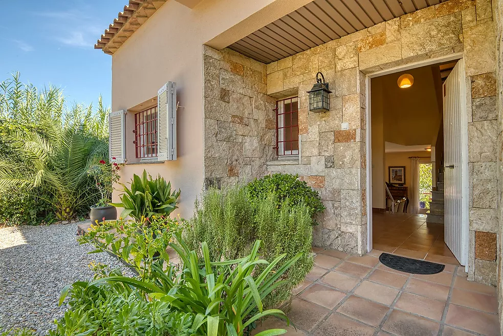 Exclusiva Apialia Costa Brava. Casa adossada de 131 m  en venda a una zona privilegiada de S'Agaró, amb 3 habitacions dobles, 2 banys complets, jardí 