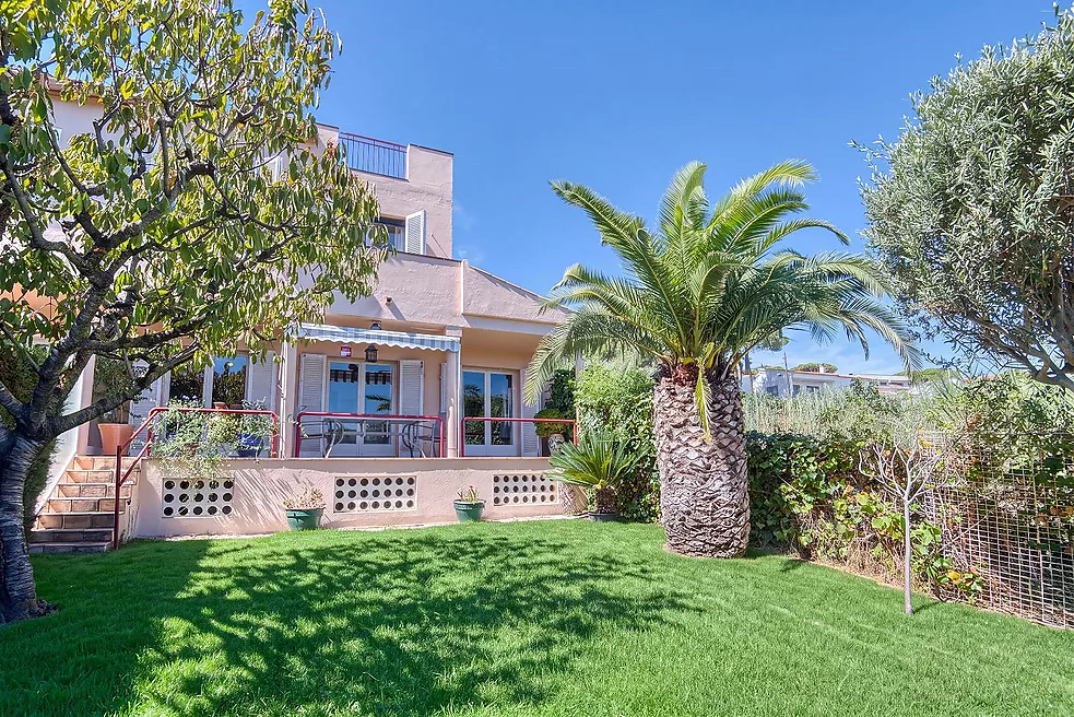 Exclusiva Apialia Costa Brava. Casa adossada de 131 m  en venda a una zona privilegiada de S'Agaró, amb 3 habitacions dobles, 2 banys complets, jardí 