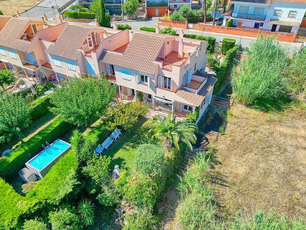 Exclusiva Apialia Costa Brava. Casa adossada de 131 m  en venda a una zona privilegiada de S'Agaró, amb 3 habitacions dobles, 2 banys complets, jardí 