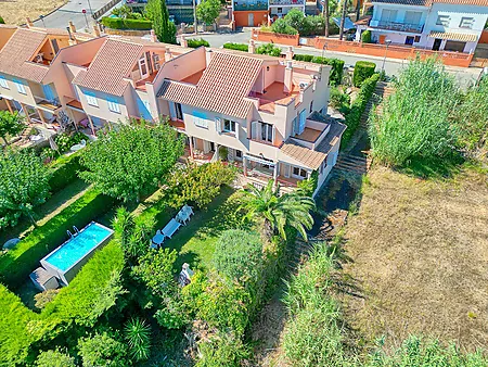 Exclusiva Apialia Costa Brava. Casa adossada de 131 m  en venda a una zona privilegiada de S'Agar&oacute;, amb 3 habitacions dobles, 2 banys complets, jard&iacute; 