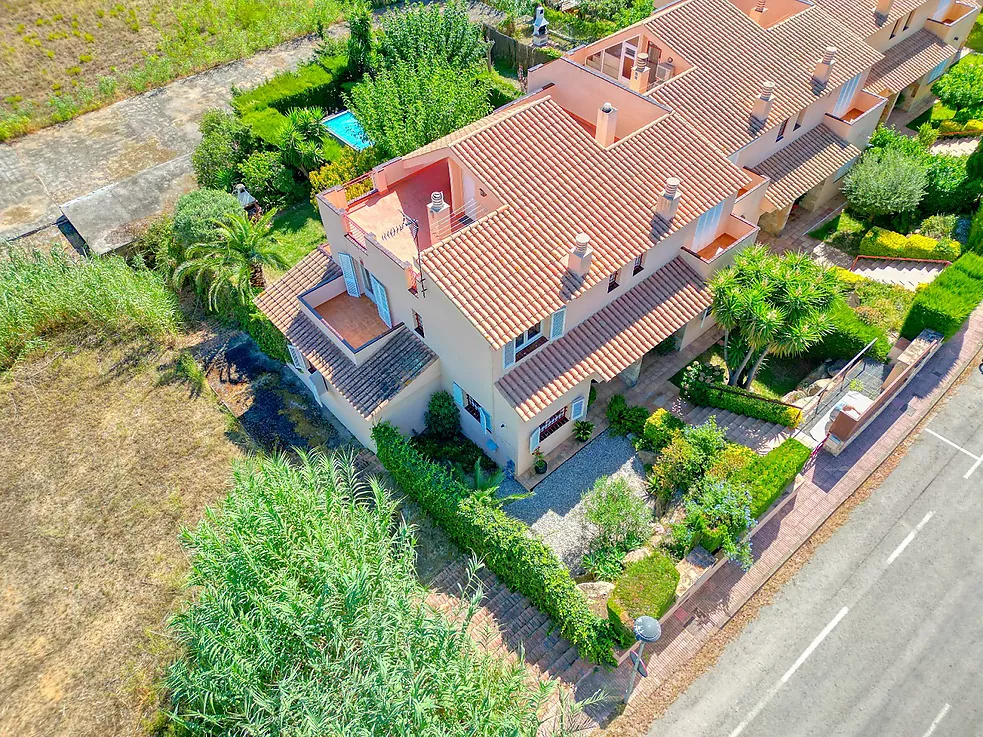 Exclusiva Apialia Costa Brava. Casa adossada de 131 m  en venda a una zona privilegiada de S'Agaró, amb 3 habitacions dobles, 2 banys complets, jardí 