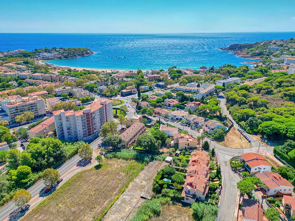 Exclusiva Apialia Costa Brava. Casa adossada de 131 m  en venda a una zona privilegiada de S'Agaró, amb 3 habitacions dobles, 2 banys complets, jardí 