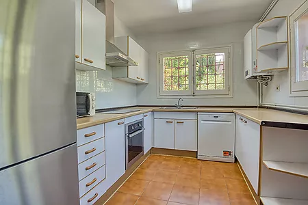 Exclusiva Apialia Costa Brava. Casa adossada de 131 m  en venda a una zona privilegiada de S'Agar&oacute;, amb 3 habitacions dobles, 2 banys complets, jard&iacute; 