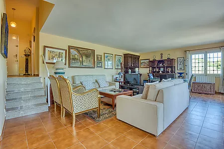 Exclusiva Apialia Costa Brava. Casa adossada de 131 m  en venda a una zona privilegiada de S'Agar&oacute;, amb 3 habitacions dobles, 2 banys complets, jard&iacute; 