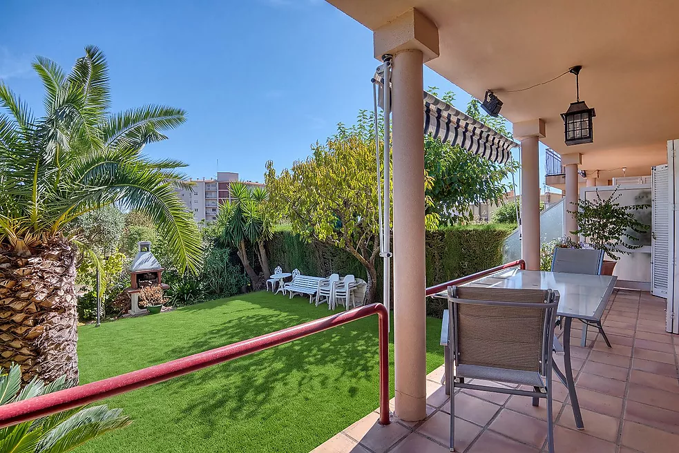 Exclusiva Apialia Costa Brava. Casa adossada de 131 m  en venda a una zona privilegiada de S'Agaró, amb 3 habitacions dobles, 2 banys complets, jardí 