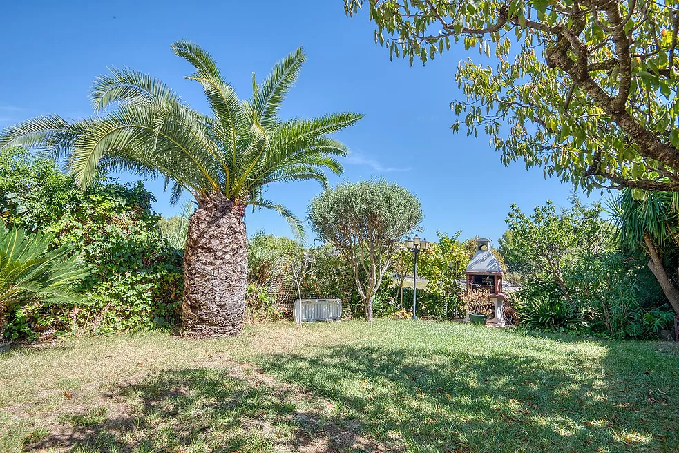 Exclusiva Apialia Costa Brava. Casa adossada de 131 m  en venda a una zona privilegiada de S'Agaró, amb 3 habitacions dobles, 2 banys complets, jardí 
